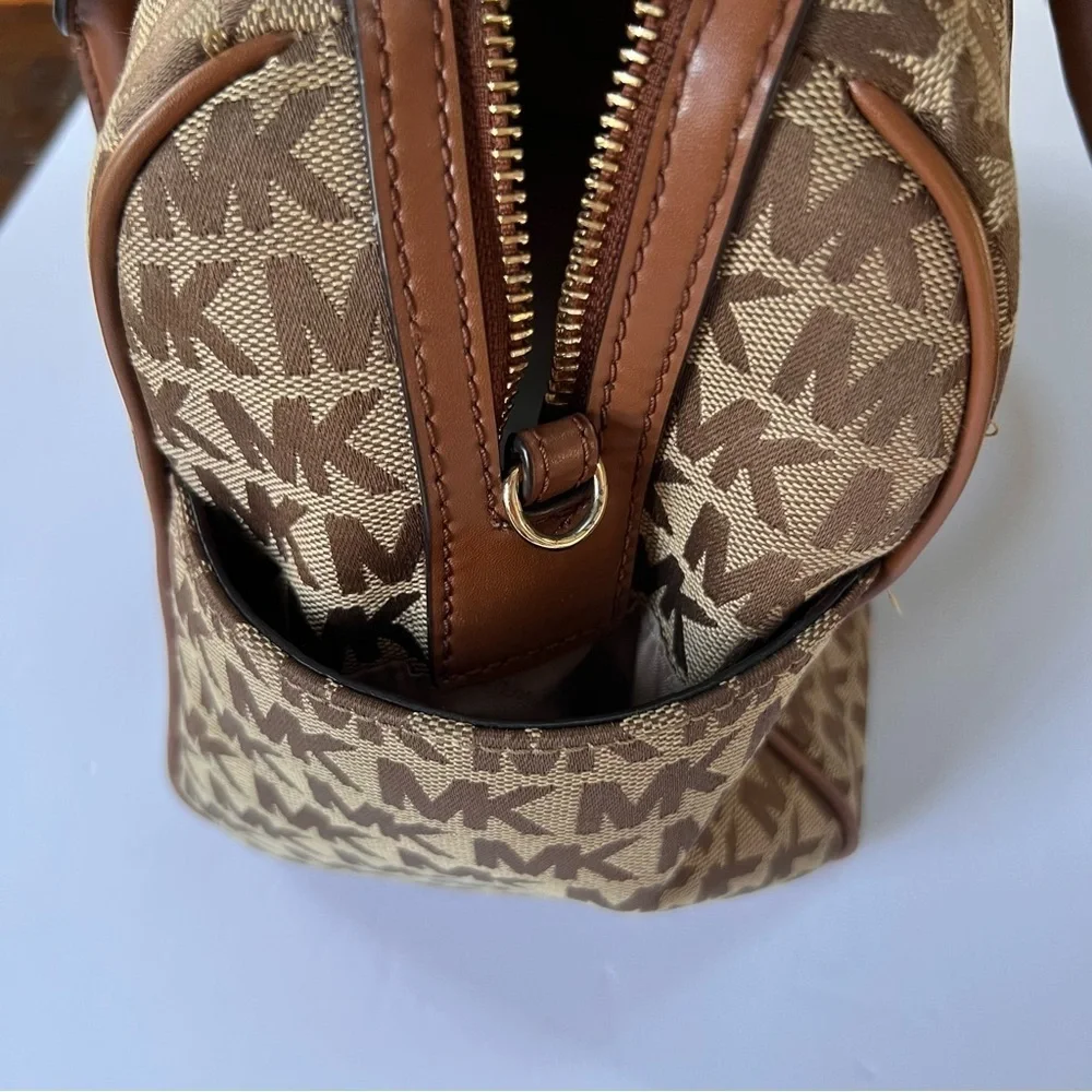 Michael Kors Bedford LG Duffle Satchel Bag in beige/ebony in excellent condition